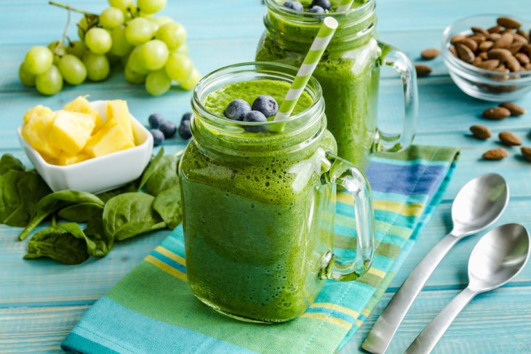 Mason Jar Mugs filled with Spinach and Kale Health Smoothie. A healthy recipe to start your day!