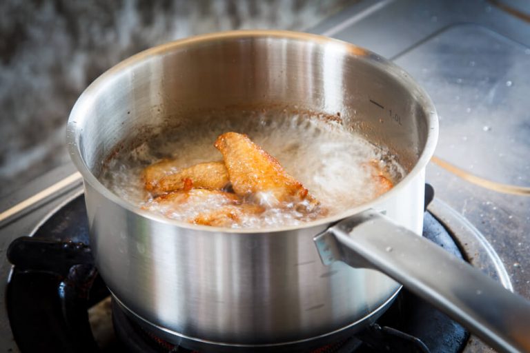 Deep frying chicken wings in commercial outlets